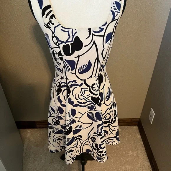 Anthropologie Vanessa Virginia Ink Set Bloom Fit &
Flare Dress Size 2 - Picture 4 of 9